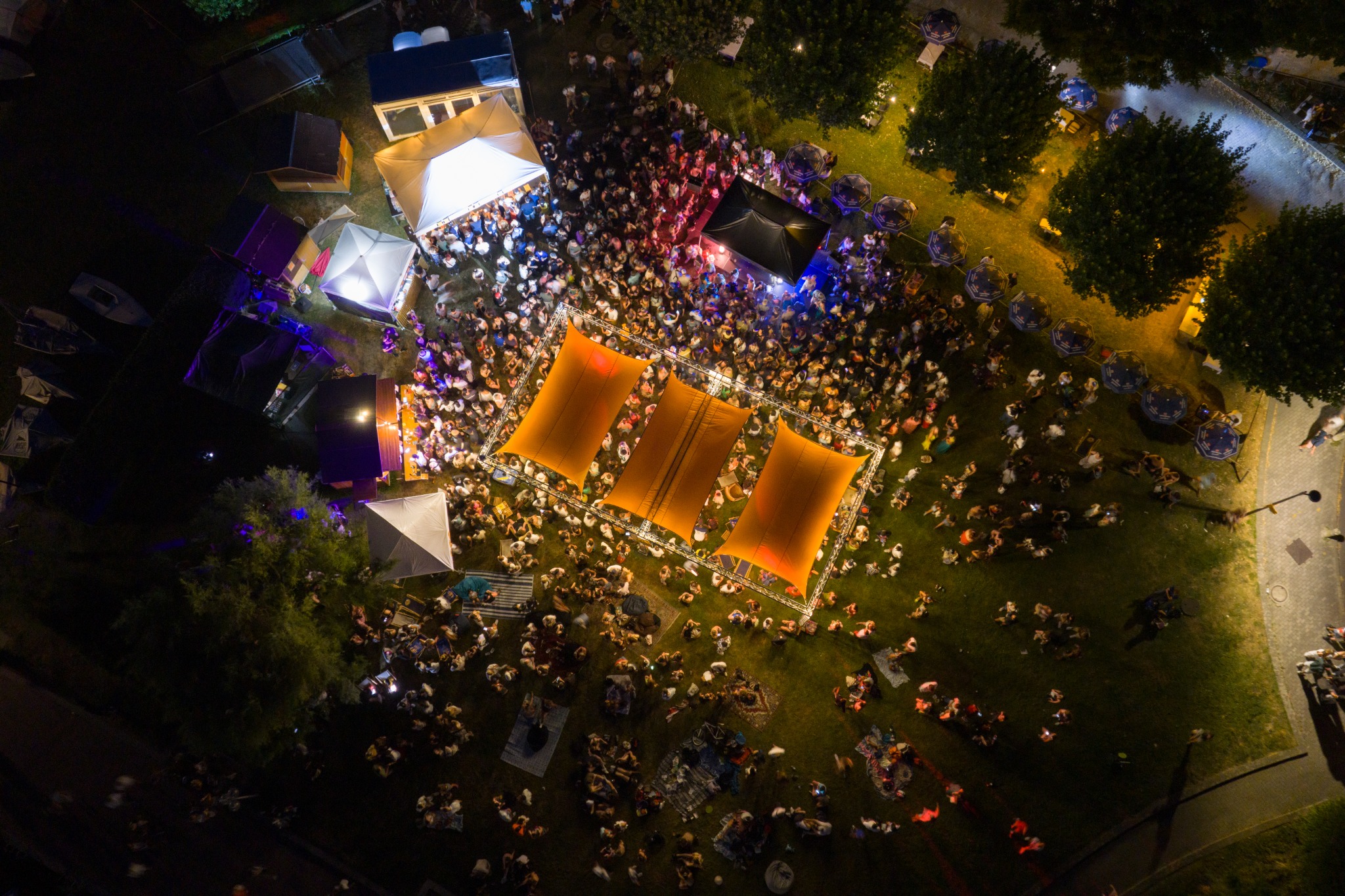 Vue aérienne de la Galerie des Rives à Pully en soirée